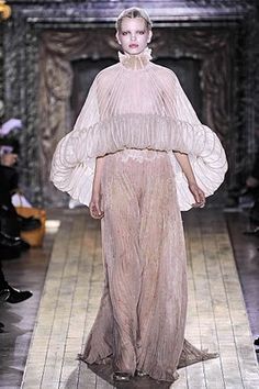 Designer Work Inspired by 1900-1910 - Valentino Spring 2011 Haute Couture with top reminiscent to the Minaret Tunic Crazy Runway Fashion, Runway Fashion Vintage, Valentino 2017, Valentino Runway, 90s Runway Fashion, Valentino Haute Couture, Fashion Background, Valentino Couture, Maria Grazia Chiuri