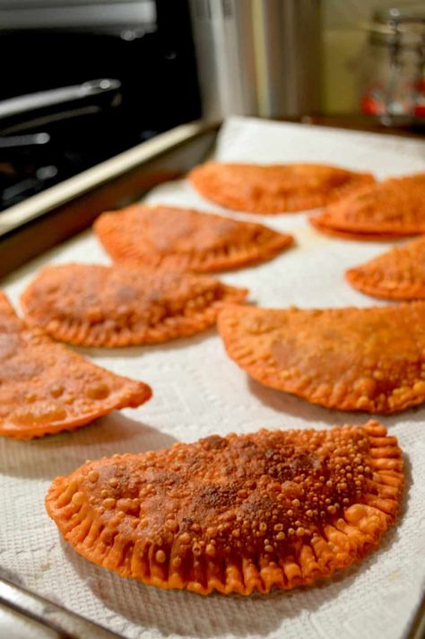 Pastellios Recipe, Spanish Food Puerto Rican, Puerto Rican Picadillo, Picadillo Empanadas, Puerto Rican Empanadas, Sofrito Recipe, Puerto Rican Dishes, Puerto Rico Food, Hispanic Kitchen