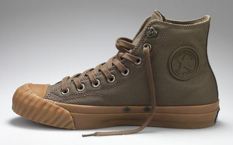 A pair of Converse Chuck Taylors based on the Converse made for U.S. basic training during WWII. Converse Vintage, Converse Brown, Sneakers Street, Ace Hotel, Rockabilly Style, Outfits With Converse, Retro Mode, Trending Sneakers, Converse Sneakers