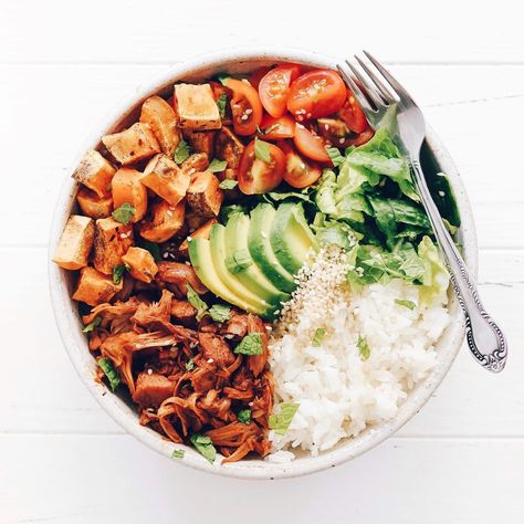 Tess Begg 🌱 on Instagram: “Mmmmm🤤 BBQ Jackfruit Buddha Bowl! Easy peasy lunch I whipped up the other day. I diced a sweet potato, tossed it in salt, pepper, onion…” Tess Begg, Bbq Jackfruit, Buddha Bowl, Easy Peasy, Salt Pepper, Cobb Salad, Sweet Potato, Keto Recipes, Potato