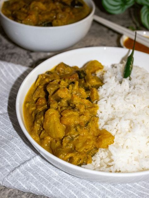 Deliciously creamy and aromatic eggplant potato curry with coconut milk. A flavorful blend of spices in a comforting vegetarian dish. Try it now! Curry Coconut Milk, Tomato Salad Dressing, Brinjal Curry, Curry With Coconut Milk, Coconut Curry Recipes, Eggplant Curry, Spinach Curry, Vegetarian Dish, Potato Onion