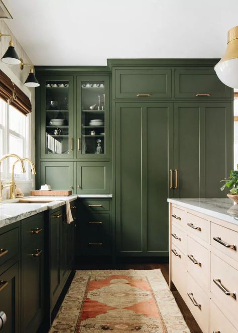 Cream kitchen ideas: 10 designs in this classic neutral | Homes & Gardens Small Kitchen Plans, Small Kitchen Renovations, Modern Kitchen Renovation, Kitchen Cabinet Trends, Green Kitchen Cabinets, Kitchen Glass, Interior Minimalista, Classic Kitchen, Green Cabinets