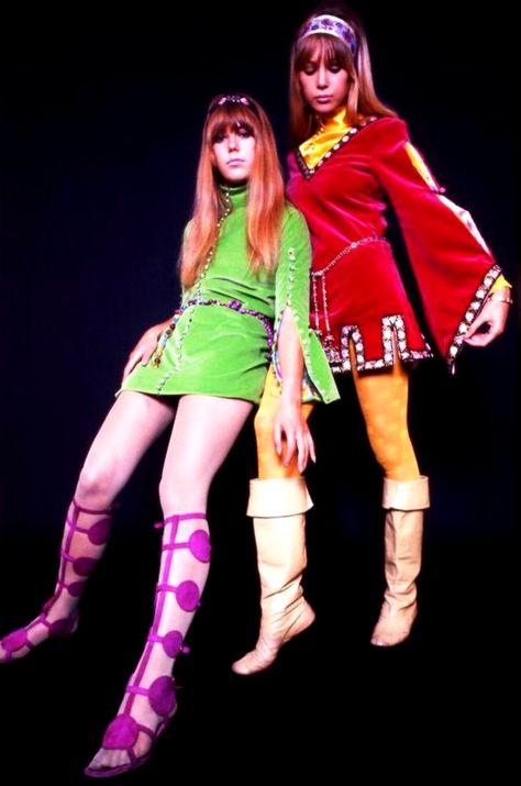 Jenny (left) and Patti Boyd modeling in 1967 Jenny Boyd, 60’s Fashion, Pattie Boyd, 60s 70s Fashion, 60s And 70s Fashion, Velvet Tunic, 70s Inspired Fashion, Lauren Hutton, 70’s Fashion