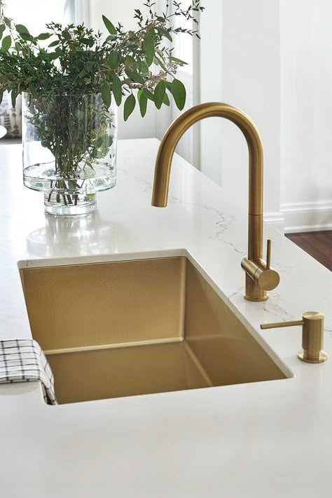 Gold Accents In Kitchen, Gold Sink Kitchen, Gold Kitchen Sink, Kitchens Decor, Brass Kitchen Sink, Gold Home Accessories, Latest Kitchen Designs, House Redesign, Brass Sink