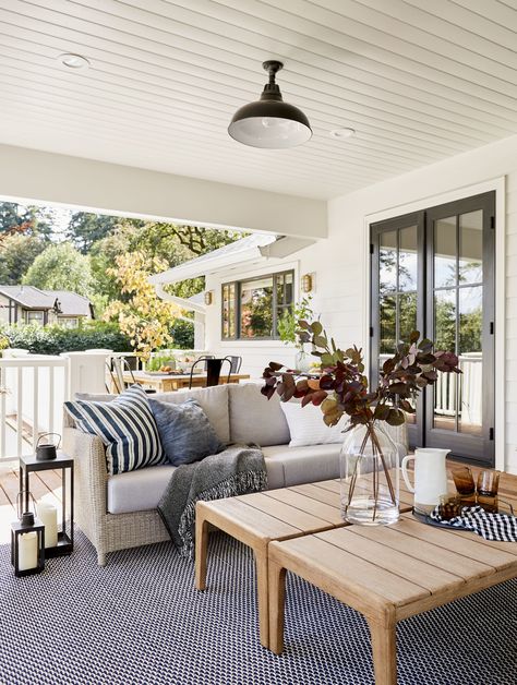 Summery Porches We Can’t Stop Pinning California Chic, Portland House, Outdoor Styling, Outdoor Living Space Design, Porch Life, Dark Decor, Outdoor Living Rooms, Casa Exterior, Lounge Design