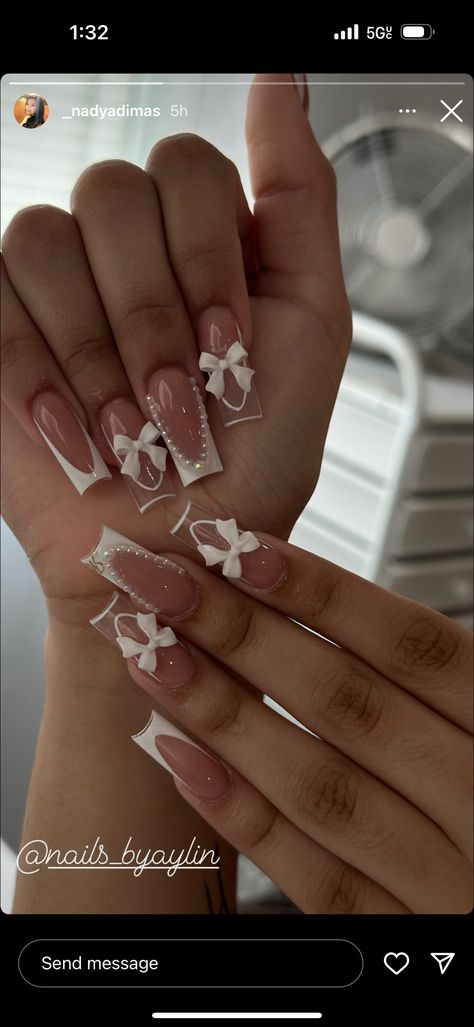 Gtp Styles For Women, Simple And Classy Nails, Nail With An Initial, White Frenchies With Design Nails, Ring Ceremony Nails, Nails Acrylic Bow, First Time Nail Ideas, Nails D Initial, White Squoval Acrylic Nails