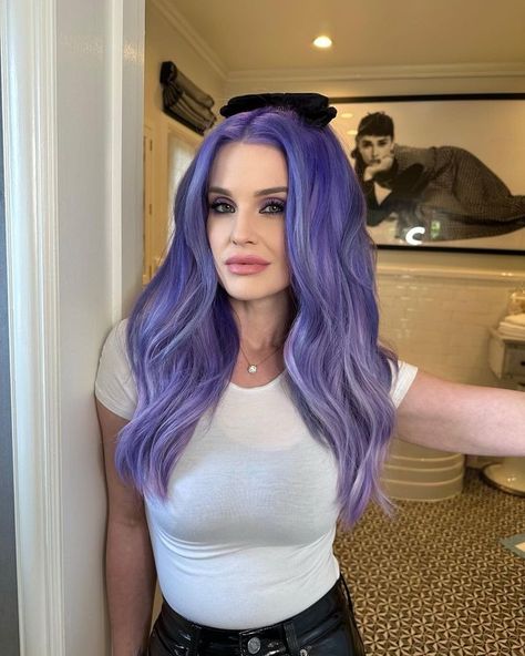 Kelly Osbourne Hair, Lilac Eyeshadow, Erin Elizabeth, Sharon Osbourne, Lilac Hair, Kelly Osbourne, Sleek Hairstyles, Leather Trousers, Black Bra