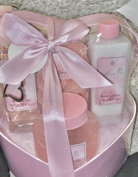 Birthday Gifts Coquette, Coquette Birthday Presents, Coquette Gift Basket, Coquette Presents, Coquette Birthday Gifts, Coquette Gift Ideas, Winter Gift Basket Ideas, Pink Birthday Basket, Grandma Birthday Gift Ideas