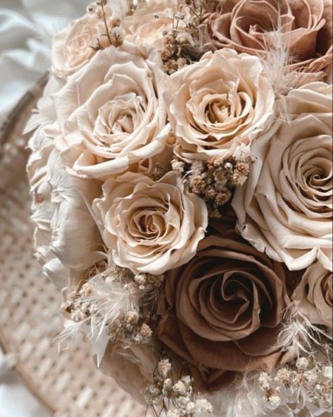 🤎💛🥰🌹💐🏵️ • #aesthetic #aesthetics #ａｅｓｔｈｅｔｉｃ #aesthetically #aestheticposts #roses #floral #flowers #rose #beige #beigeaesthetic #interior #interiordecor Wedding Flower Arrangements Neutral, Taupe Wedding Flowers, Brown Engagement Party, Beige Wedding Theme, Cream Wedding Theme, Brown Wedding Themes, Taupe Wedding, Wedding Theme Color Schemes, Neutral Wedding Flowers