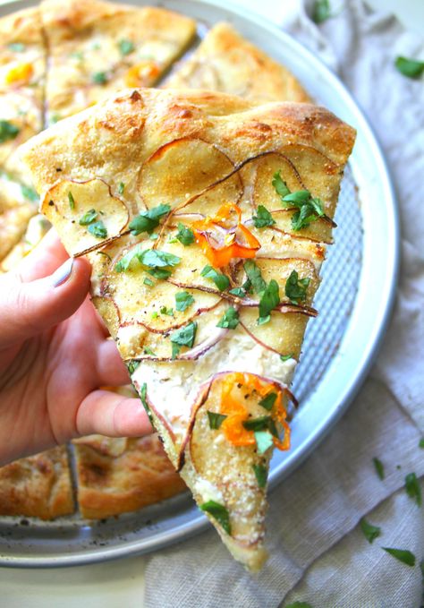 Pizza Vegana, Vegan Pizza Recipe, Pizza Bianca, White Pizza, Vegan Potato, Savory Vegan, Vegan Pizza, Idee Pasto Sano, Vegan Condiments