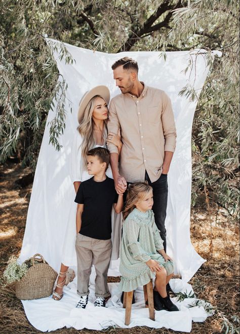 White Sheet Christmas Pictures, White Sheet Photoshoot Outside Family, Accent Chair Photoshoot, Outdoor Boho Family Photoshoot, Clean Family Photoshoot, White Sheet Family Photos, Boho Family Photo Shoot, Family Photo Inspo Summer, Family Styled Shoot