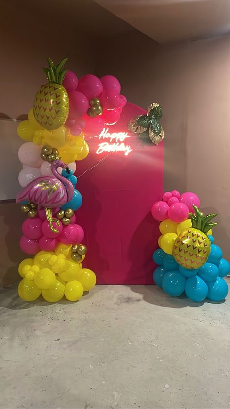 Sweet 16 Luau Party Ideas, Tropical Birthday Party Ideas, Tropical Birthday Decorations, Moana Birthday Decorations, Hawaii Birthday Party, Balloons Backdrop, Hawaii Themed Party, Flamingo Themed Party, Tropical Birthday Party