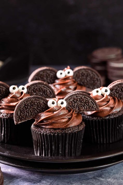 Halloween Cupcakes Ideas, Ghost Brownies, Kids Bat, Fun Halloween Snacks, Bat Cupcakes, Chocolate Buttercream Recipe, Halloween Snacks For Kids, Cute Halloween Treats, Recetas Halloween