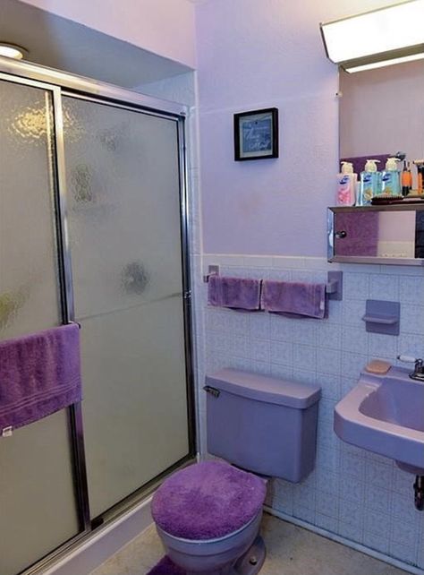 Bathroom Y2k, Y2k Bathroom Aesthetic, Purple Aesthetic Bathroom Ideas, Early 2000s Bathroom, Bathroom Decor Y2k, 2000s Bathroom, Mcbling Bathroom, 1960 Bathroom, Retro Purple Bathroom