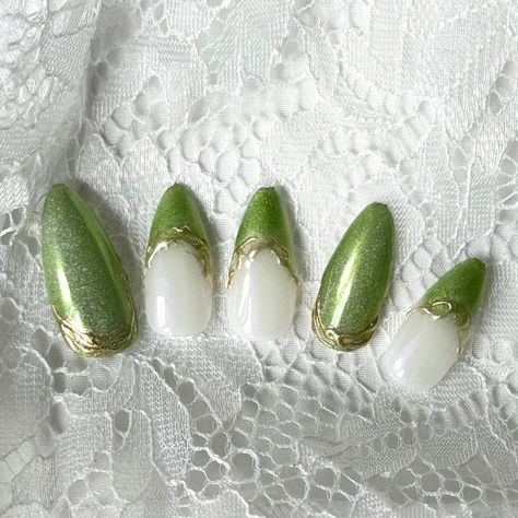 Nail Art Light Green, Fairy Nails Simple, Green Butterfly Nail Designs, Peridot Nails Designs, Light Green And Gold Nails, Light Green Almond Nails, Green Funky Nails, Gel Nail Chrome, Light Green Nail Art