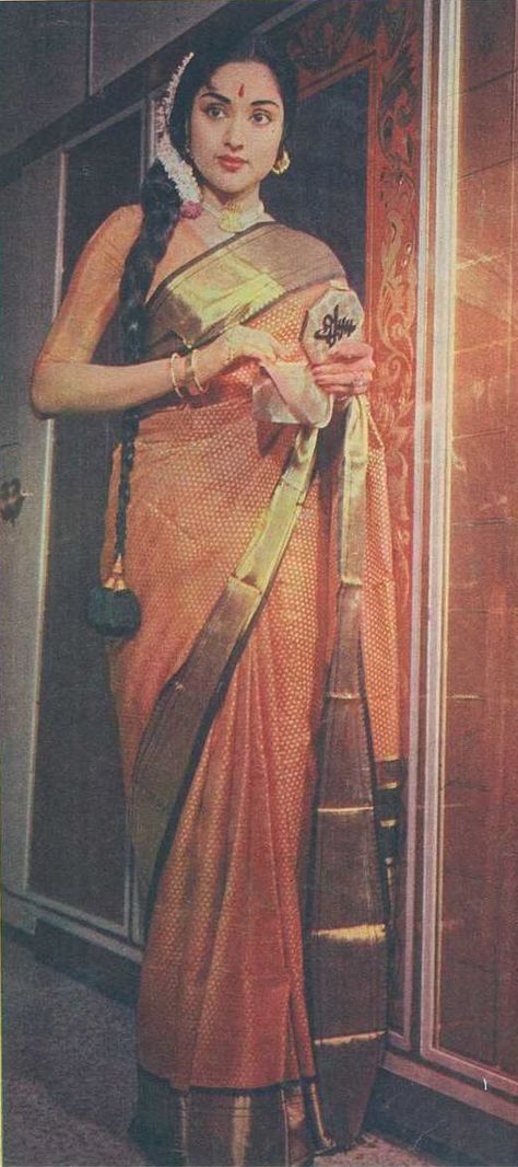 Vaijanti Mala Actress, Old Bollywood Fashion, Retro Saree Vintage India, Indian Retro Outfits, 60s Bollywood Fashion, Retro Saree Look, Vaijayanti Mala, Old Bollywood Movies, Indian Retro