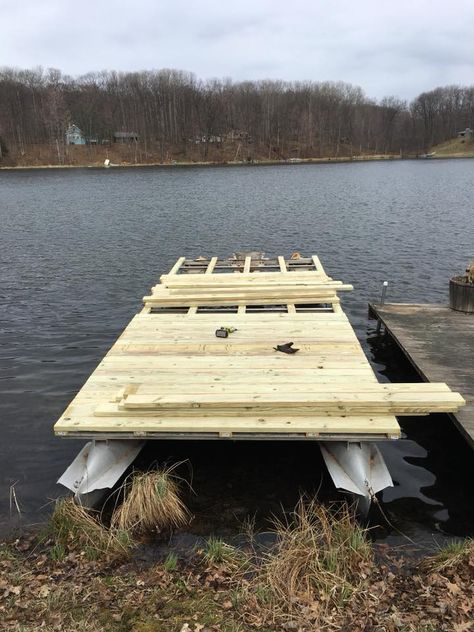 Our DIY stuff Diy Floating Dock, Floating Dock Plans, Pontoon Boat Party, Diy Dock, Mini Pontoon Boats, Pontoon Dock, Green Roof House, Deck Finishes, Lake Dock