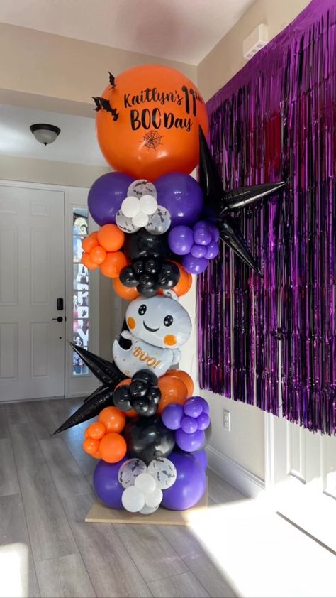 Halloween Birthday Party👻 🎃 #ballooliz #balloons #organicballoondecor #organicballoons #eventsdecor #eventstyling #partyplannig #eventos… | Instagram Halloween Decor Balloons, Halloween Columns, Trunk Or Treat Balloons, Halloween Balloon Pillars, Halloween Door Balloon Garland, Halloween Balloon Wall, Halloween Balloon Decor, Halloween Balloon Columns, Halloween Balloon Column