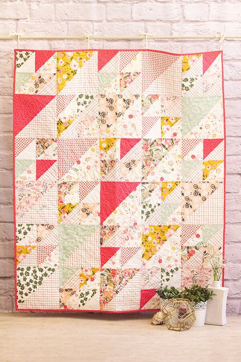 Hst Quilt, Triangle Quilt Pattern, Baby Clothes Quilt, Quilt Modernen, Half Square Triangle Quilts, Quilt Care, Pretty Quilt, Half Square Triangle, Triangle Quilt