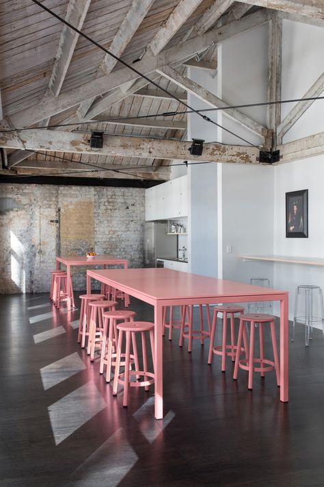 Pink dining meets industrial loft - big family or a café? Industrial Office Space, Warehouse Office, Cool Office Space, Office Tour, Loft Office, Urban Decor, Attic Remodel, Urban Loft, Cool Office