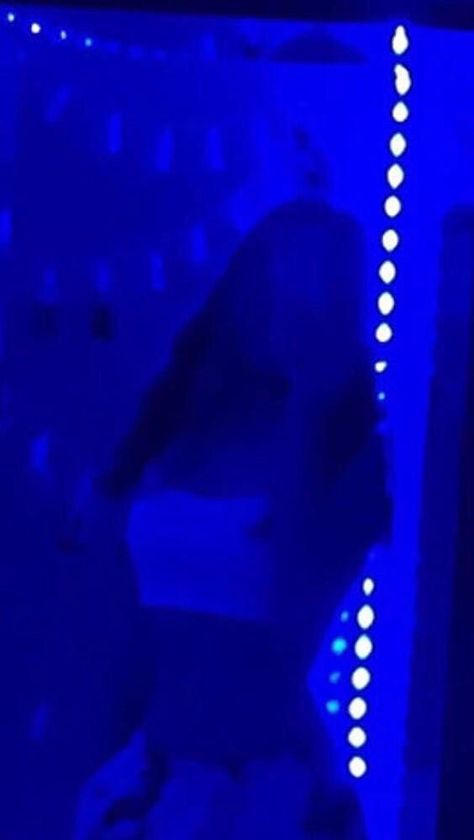 Led Light Mirror Pics, Girl Shadow, Flipagram Instagram, Tumblr Pics, Mirror Selfie Poses, Selfie Poses Instagram, Blue Led Lights, Mirror Photo, Fake Pictures