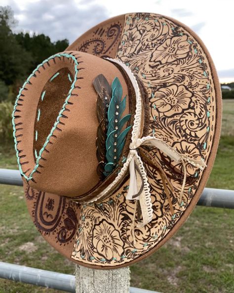 🩵 One word…. DETAIL Don’t burst my bubble cause this one took a hot minute, but omgosh at the detail I put in this one!! Yep, I’m in love 🩵 Teal accent (of course), leather, cow hide and more. ~ Ready and up for grabs! Cowgirl Hat Decoration, Custom Felt Hats, Burnt Hat Design, Hat Bar Ideas, Beaded Hat Brim, Custom Hat Ideas, Hat Burning Ideas, Hat Band Ideas, Baby Moccasin Pattern