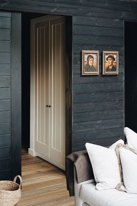 Moody Mountain Living Room, Rustic Cozy House, English Country Interior Design, Wood On Walls, Moody Cabin, Cozy Cabin Living Room, Black Foyer, Aesthetic Home Decor Ideas, Black Wood Wall