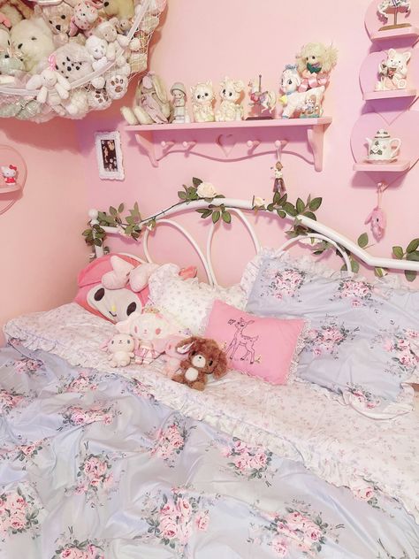 Melanie Martinez Room Aesthetic, Melanie Martinez Room Decor Ideas, Melanie Martinez Bedroom Ideas, Melanie Martinez Inspired Room, Melanie Martinez Themed Room, Melanie Martinez Room Ideas, Melanie Martinez Bedroom, Room Ideas Sanrio, Melanie Martinez Room Decor