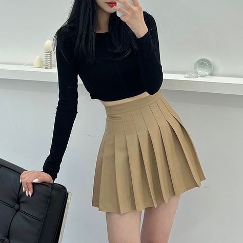 Outfits With Khaki Skirt, Short Skirts Outfits, Korean Skirt, Rok Mini, Mini Outfit, Korean Fashion Outfits, Clueless Outfits, Pretty Skirts, Khaki Skirt