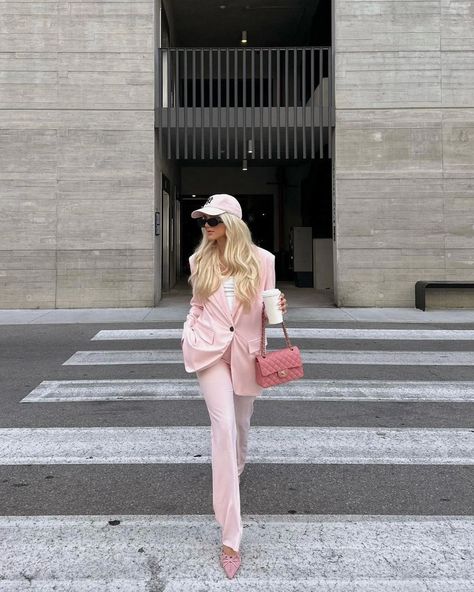 #fashion #lookbook #alllook Rich Business Woman Aesthetic, Pink Suit Outfit, Rich Business Woman, Dior Bag Outfit, Business Woman Aesthetic, Women In Suits, All Pink Outfit, Outfit Inspiration Women, Suit Outfit