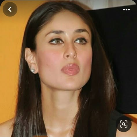 Kareena Kapoor 2000s Outfits, Kareena Kapoor 90s Makeup, Kareena Kapoor Makeup Looks, Kareena Kapoor Makeup, Indian Makeup Looks, Indian Eyes, Round Face Makeup, Light Makeup Looks, Rhinestone Makeup