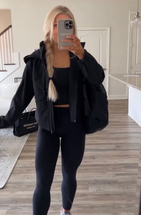 Gym Fits With Leggings, Cold Athletic Outfits, School Fits Leggings, Define Jacket Outfit Black, Fall Fits Leggings, Cold Weather Athletic Outfits, Winter Running Outfit Cold Weather, Cold Gym Outfits, Black Out Outfits