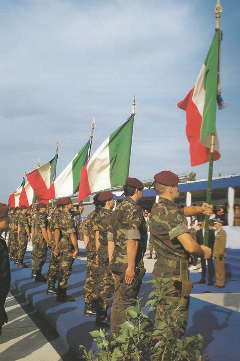 The flags of all "Folgore" units lined up in Pisa. November 4, 1994. Women Soldiers, Italian Army, Italian Flag, Romance Art, Female Soldier, Message Boards, Present Day, Soldier, A Photo