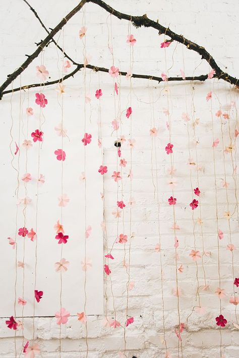 DIY wedding backdrop - photo by Jenn Byrne Creative http://ruffledblog.com/diy-paper-cherry-blossom-backdrop Asian Party Decorations, Cny Decoration, Japan Party, Diy Fotokabine, Cherry Blossom Party, Cherry Blossom Decor, Japanese Party, Cherry Blossom Theme, Asian Party