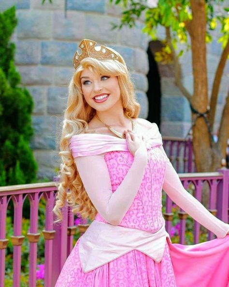 Princess Aurora outside her castle in Disneyland California Disney Princess Makeup, Disneyland Princess, Disney Princess Cosplay, Halloween Parejas, Princess Makeup, Disney World Characters, Elegant Ball Gowns, Disney Face Characters, Princess Photo