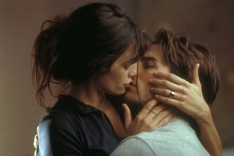 couple, love, and kiss image Penelope Cruz And Tom Cruise, Vanilla Sky Penelope Cruz, Tom Cruise Vanilla Sky, Penelope Cruz Vanilla Sky, Jamie Hince, Brian Austin Green, Vanilla Sky, Selma Blair, Liza Minnelli