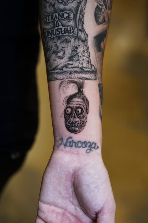 Beetlejuice Bob Tattoo, Shrunken Head Beetlejuice Tattoo, Look No Feet Beetlejuice Tattoo, Beetlejuice Tattoo Lydia, Beetlejuice Shrunken Head Tattoo, Tim Burton Traditional Tattoo, Beetlejuice Sleeve Tattoo, Tim Burton Sleeve Tattoo Women, Tim Burton Hand Tattoo