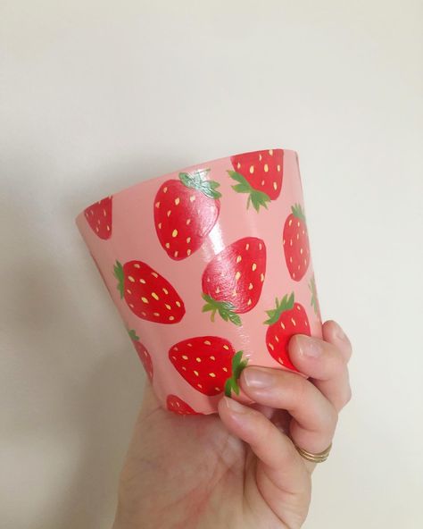 Strawberry Plant Pot Painted, Strawberry Pot Painting, Diy Small Plant Pots, Strawberry Painted Pot, Strawberry Flower Pot, Strawberry Plant Pot, Pottery Painting Strawberries, Cute Terracotta Pots Painted, Pottery Painting Ideas Strawberry