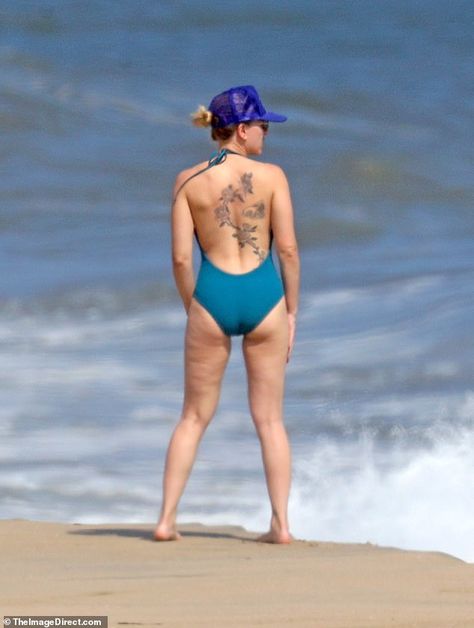 Living artwork: Scarlett rocked a blue one-piece with a extremely low back that exposed he... Tattoos Scarlett Johansson Back, Celebrities Tattoos Women, Scarlett Johansson Beach, Colin Jost, Nicole Williams, Наташа Romanoff, Normal Body, Nicole Scherzinger, Lea Michele