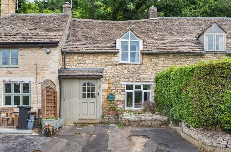 Old English Cottage Exterior, English Country Cottage Interiors, Small Cozy House, Cotswold Cottage Interior, English Cottage Exterior, Exterior Cottage, English Countryside Home, Cottages Uk, Stroud Gloucestershire