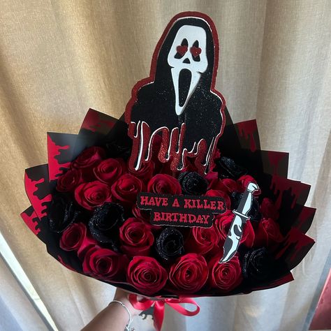 I think I “killed” this @lalasbouquets design recreation 🤭❤️ Dm to order yours with @bouquetsbykarla ! • • • #ghostface #scream #halloween #spookybouquet Rose Bouquet Ideas, Bouquet For Men, Halloween Bouquet, Man Bouquet, Eternal Flower, Scream Halloween, Ribbon Flower Tutorial, Ghostface Scream, Ribbon Bouquet