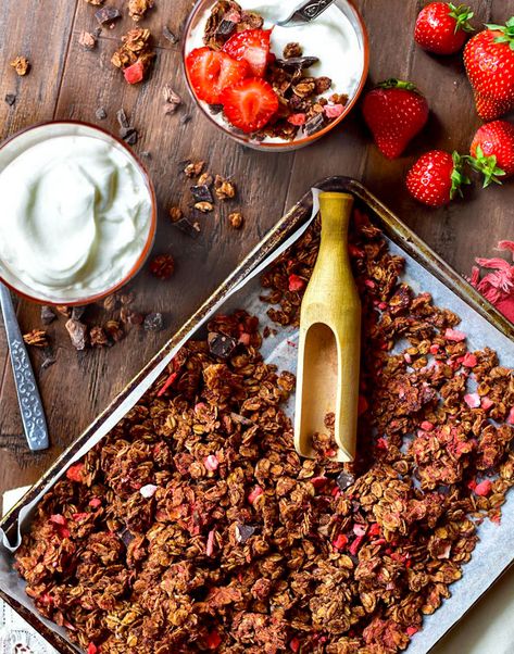 Copycat: Dark Chocolate & Strawberry “Love Crunch” Granola – Elemental Custard Granola Maison Healthy, Love Crunch Granola, Chocolate Granola Recipe, Strawberry Granola, Nutrition Tracker, Dark Chocolate Nutrition, Chocolate Granola, Granola Recipe, Berries Recipes