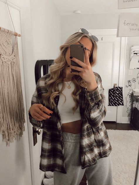 Flannel Hoodie Outfits Women, Sweatpants Flannel Outfit, Comfy Fall Outfits Lazy Days Sweatpants, Flannel With Sweatpants, Sweatpants And Flannel Outfit, Flannel And Sweatpants Outfit, Cozy Flannel Outfit, Sweats And Flannel Outfits, Warm Comfy Outfits