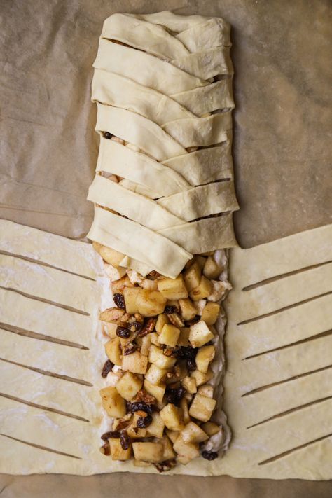 Apple Strudel Apple Strudel Puff Pastry, Easy Apple Strudel Recipe, Apple Strudel Recipe, Easy Apple Strudel, German Food Authentic, Strudel Recipes, Apple Recipes Easy, Tiffani Thiessen, Apple Strudel