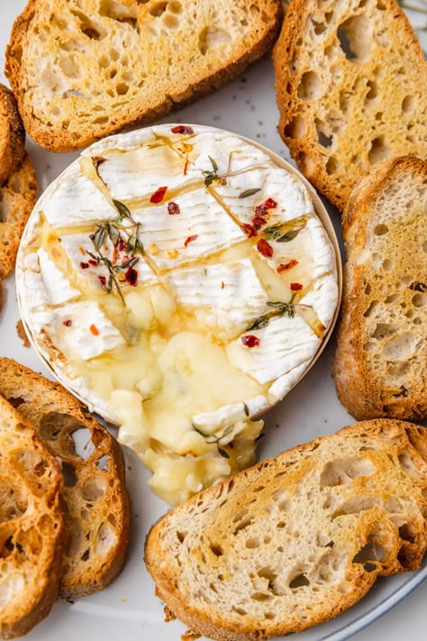 Baked Camembert Baked Camembert Recipe, Fresh Cheese Recipe, Camembert Recipes, Baked Camembert, Platter Ideas, Brie Recipes, Fresh Cheese, Baked Brie, Cheese Appetizers