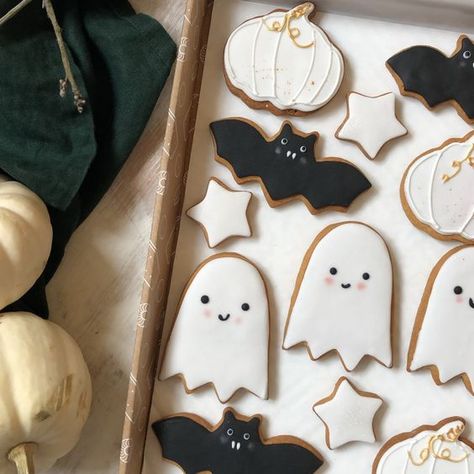 Halloween Biscuits, Biscuits Halloween, Spooky Food, Cute Ghosts, Halloween Baking, Fondant Icing, Halloween Food For Party, Halloween Cookies, Halloween Recipes