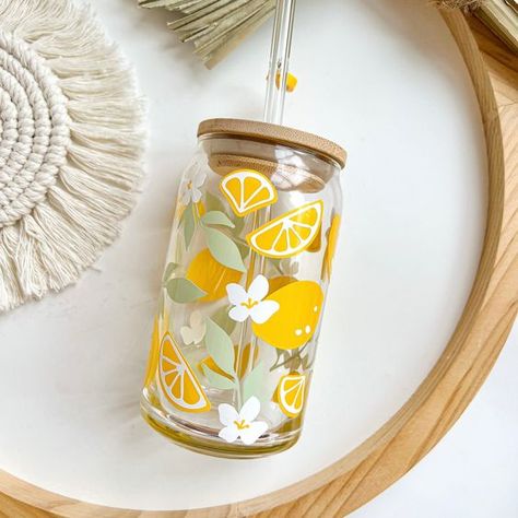 Floral Lemon Glass Can Cup With Lemon Charm - GLASS + LID + STRAW #sublimationdesigns #tumblerdesigns #vinyldesigns #sublimationideas #tumblerwraps #svg Cute Glass Tumblers, Cute Tumblr Cup Designs, Aesthetic Glass Tumbler, Aesthetic Glass Cup Design, Tumblr Glass Cup, Cute Glass Cups Designs, Glass Cup Decorating Ideas, Summer Glass Cups, Tumbler Product Photoshoot