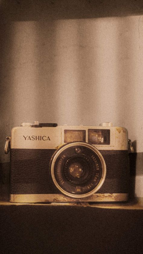 Yashica camera Brown Camera Aesthetic, Camera Brown Aesthetic, Photograph Aesthetic Vintage, Old Cameras Vintage Aesthetic, Casette Aesthetic Vintage, Dark Academia Camera, Retro Brown Aesthetic, Vintage Camera Wallpaper, Photography Camera Aesthetic