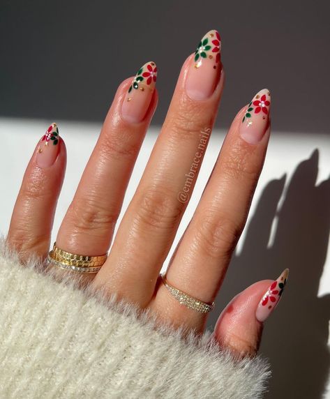 Simple Mistletoe Nails, Mistletoe Nail Art, Poinsettia Nail Art, Poinsettia Nails, Mistletoe Nails, Hippie Nails, Holiday Nail Designs, Cuticle Care, Holiday Nail