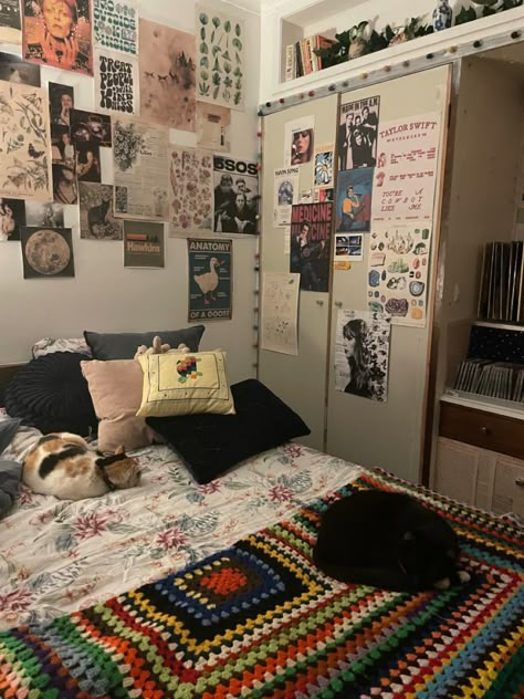 Vintage Dorm Room Ideas, Vintage Dorm Room, Vintage Dorm, Uni Room, Dorm Inspo, Room Goals, Cute Bedroom Decor, Pretty Room, Aesthetic Rooms